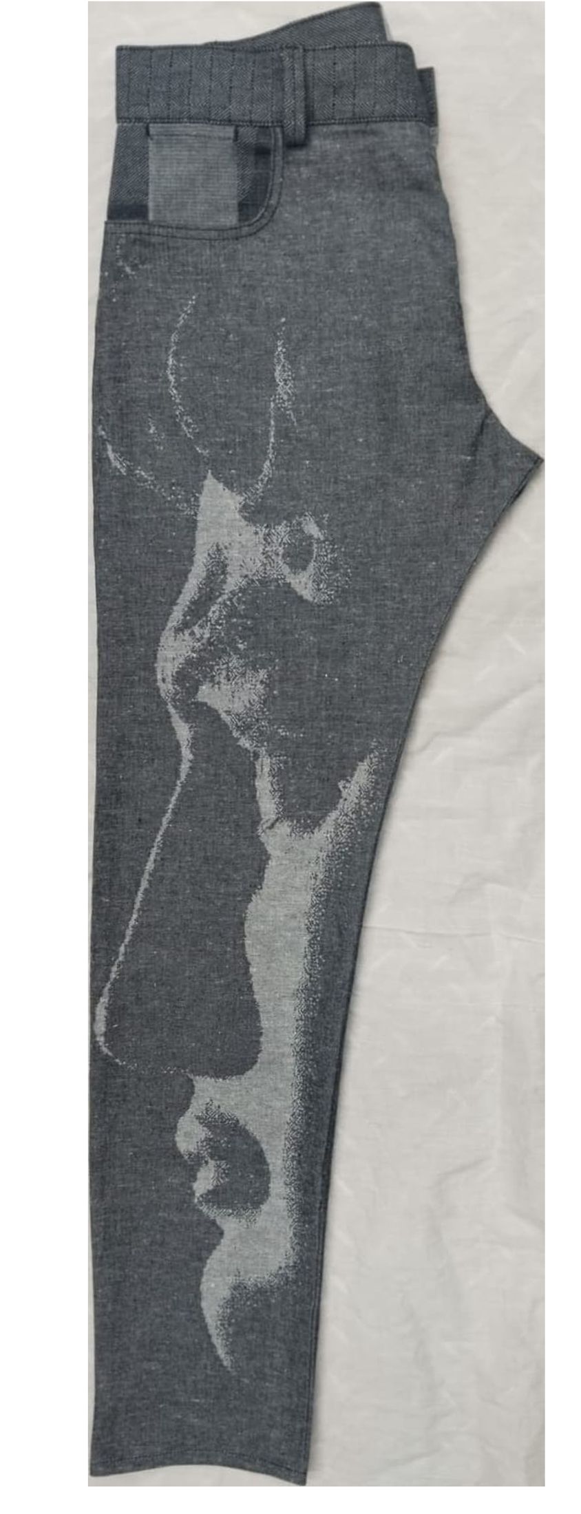 Sculpture graphic through weft and warp facing
