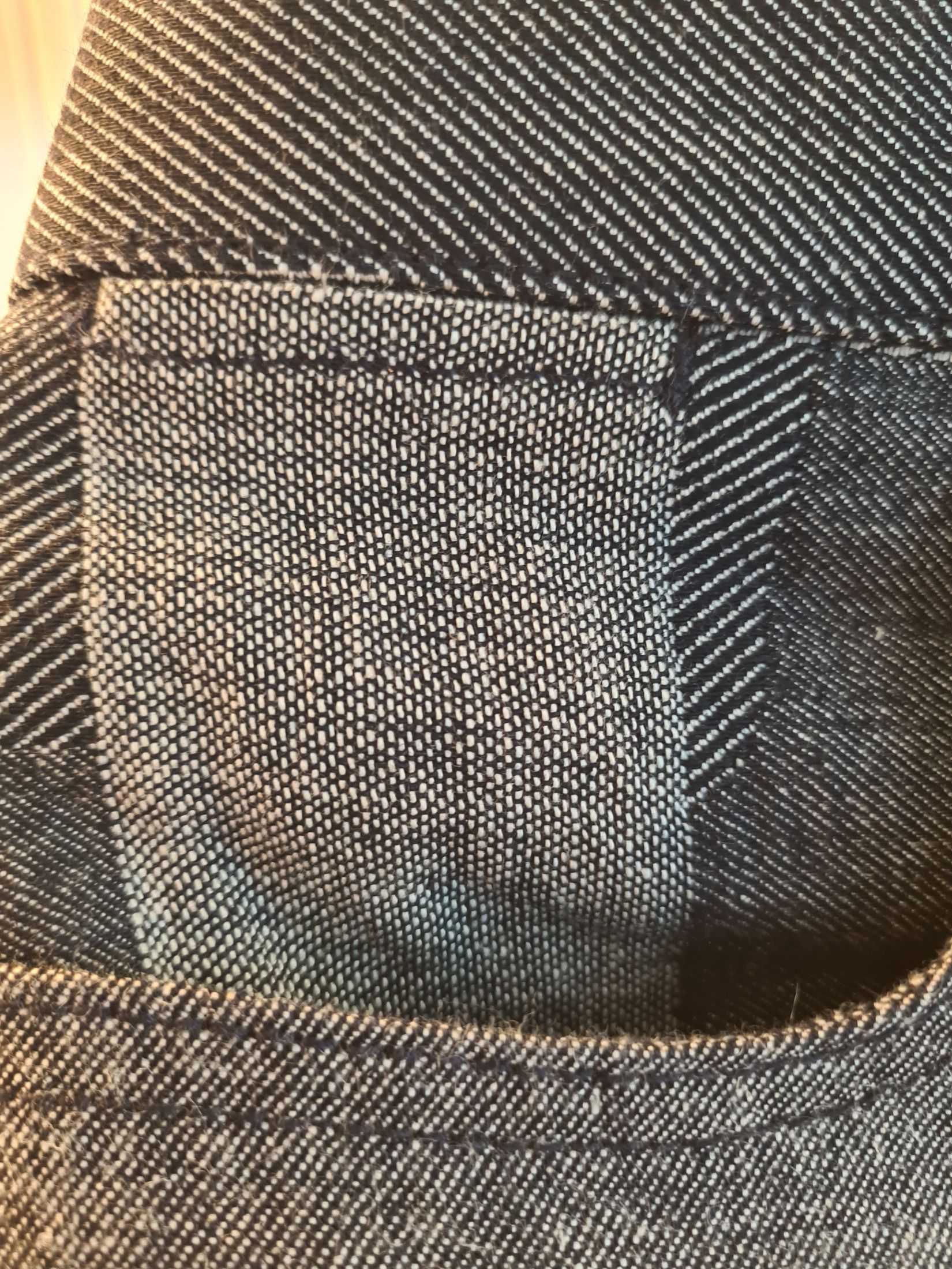 Back pocket, twill direction switched within one piece